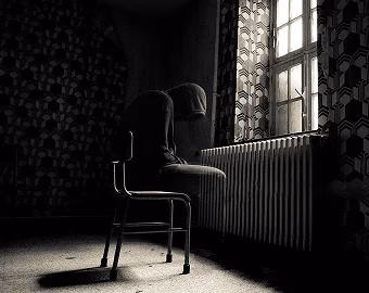 Fantôme sur une chaise