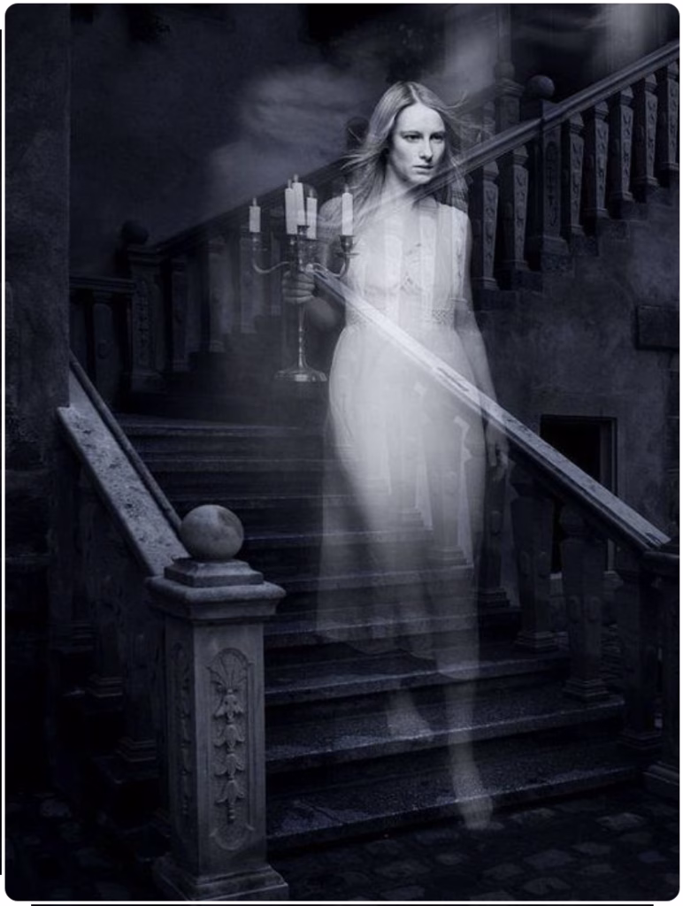 Fantôme d’une femme tenant un chandelier dans un escalier sombre – enquête paranormale Ghost Detective