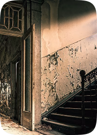 Escalier ancien plongé dans l’ombre, lieu potentiellement hanté exploré par Ghost Detective